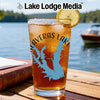 Glass with ice tea, lemon slice, and "Laveras Lake" design on wooden table.